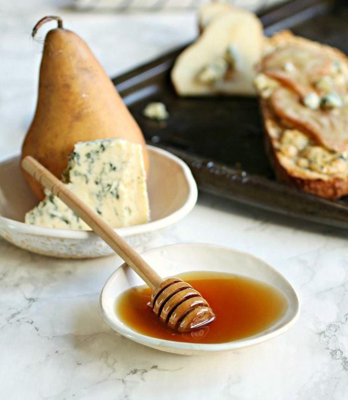 Recipe for grilled, open faced sandwiches with pears, blue cheese and honey.