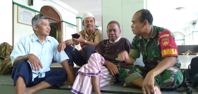 Tingkatkan Kamtibmas Babinsa Gemolong silahturahmi Dengan Tomas Dan Toga Tingkatkan Kamtibmas Babinsa Gemolong silahturahmi Dengan Tomas Dan Toga