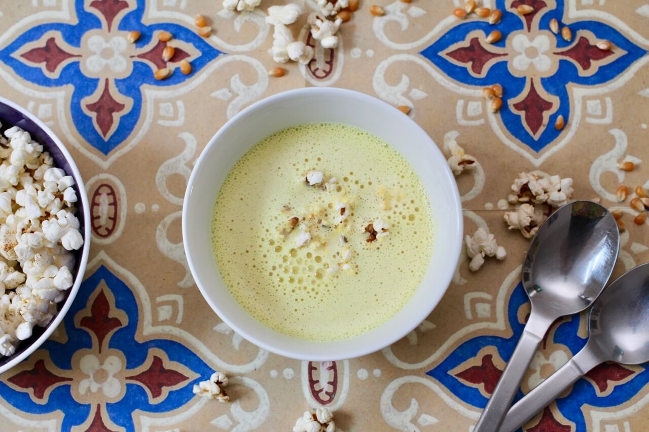 HOME OF HAPPY: MAISSUPPE MIT CHILI-POPCORN