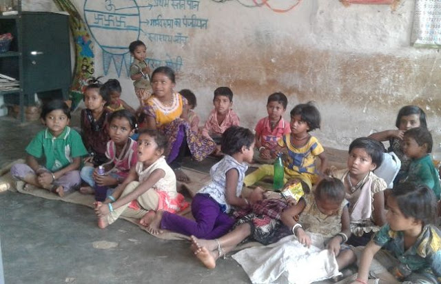 शायद आप बेतिया की इस बेटी से बेखबर हो, जो अख़बार बेचकर पालती हैं पूरा परिवार.. 3 शायद आप बेतिया की इस बेटी से बेखबर हो, जो अख़बार बेचकर पालती हैं पूरा परिवार.. 3