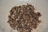 Зразы куриные с грибами: Пожарить шампиньоны с луком