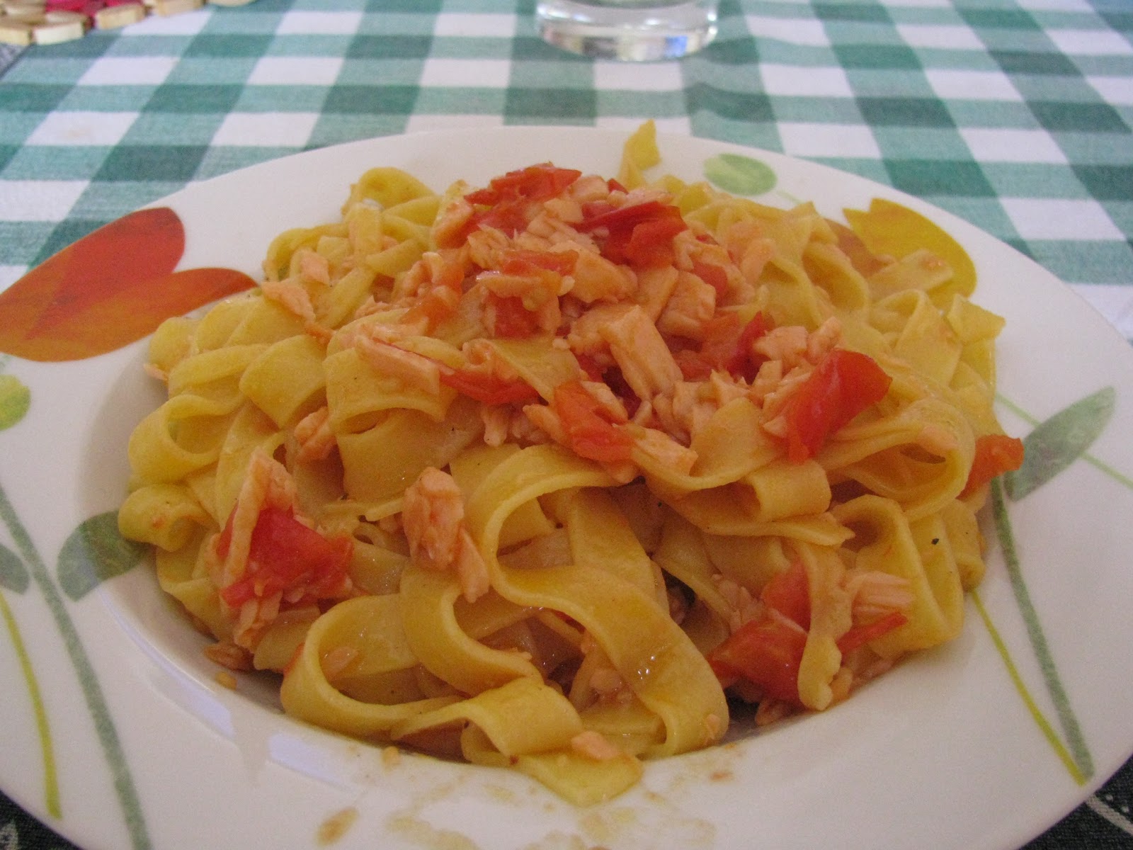 Cucina ... che passione!: Tagliatelle Salmone e Pomodorini
