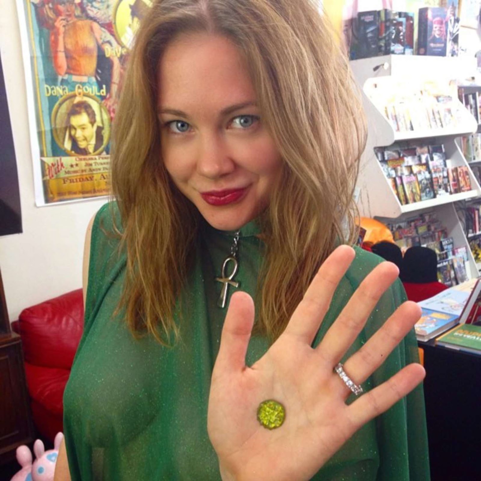 MAITLAND WARD - ATRIZ QUE ADORA TIRAR FOTOS ASSIM... - PIPOCA 3D