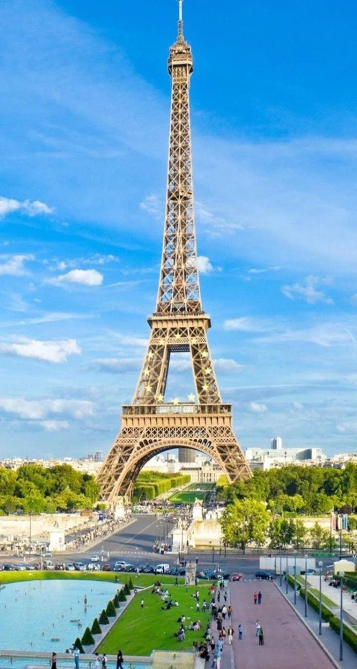 Gambar Menara Eiffel yang Keren Ini Bisa Kamu Gunakan Sebagai Wallpaper HP