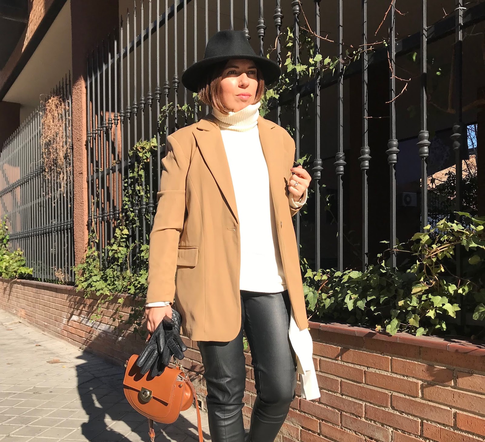 CAMEL BLAZER + HAT.-