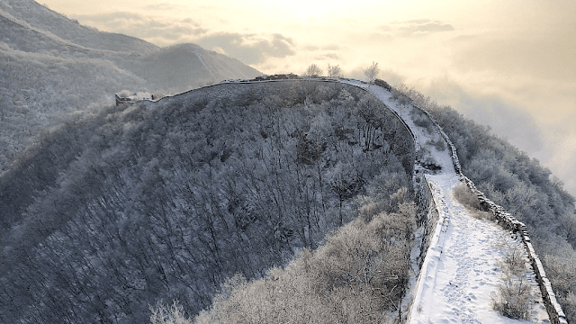 Vạn Lý Trường Thành là một trong những điểm du lịch bậc nhất Bắc Kinh, cũng chìm trong màu trắng xóa khiến không gian xung quanh đẹp đến kỳ ảo. Tuyết làm lối đi trở nên trơn trượt, du khách ghé nơi này phải bước thận trọng và bám chắc vào tay vịn hai bên đường.