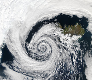 İzlanda'nın güneybatı açıklarında Soğuk ve alçak basınç (cold low) alanlarındaki hava hareketlerinin görüntüsü. (4 Eylül 2003). Coriolis kuvvetinin etkisiyle kuzey yarım kürede hava ve rüzgârın hareket yönünün sağına saptırıldığı görülmektedir.