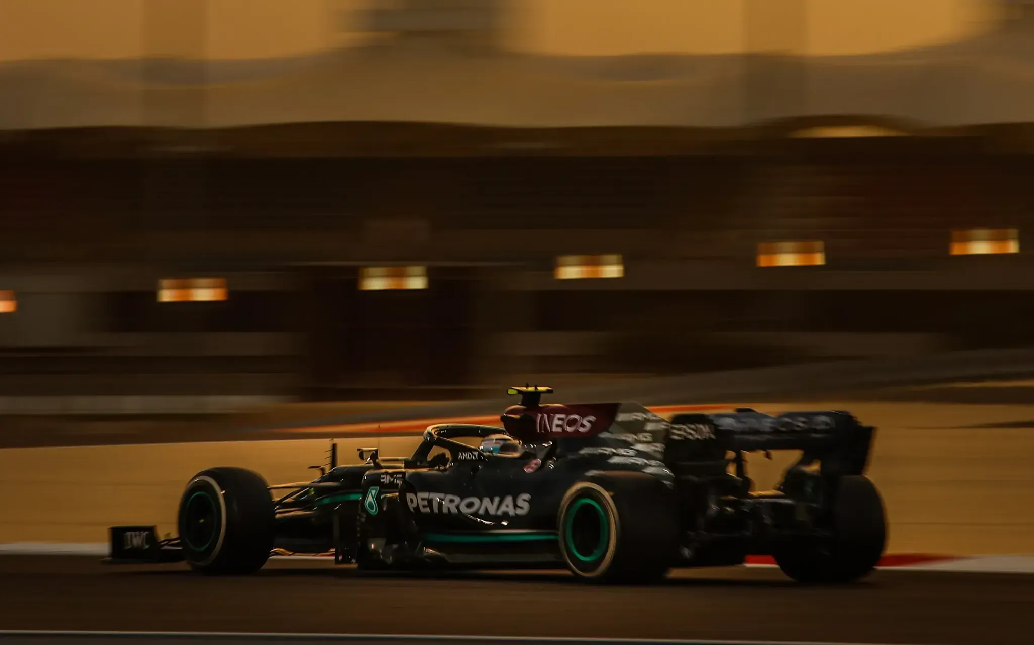 Valtteri Bottas con la Mercedes nei test in Bahrain