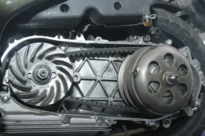 6. Bersihkan juga Vent Belt dan Roller motor 6. Bersihkan juga Vent Belt dan Roller motor