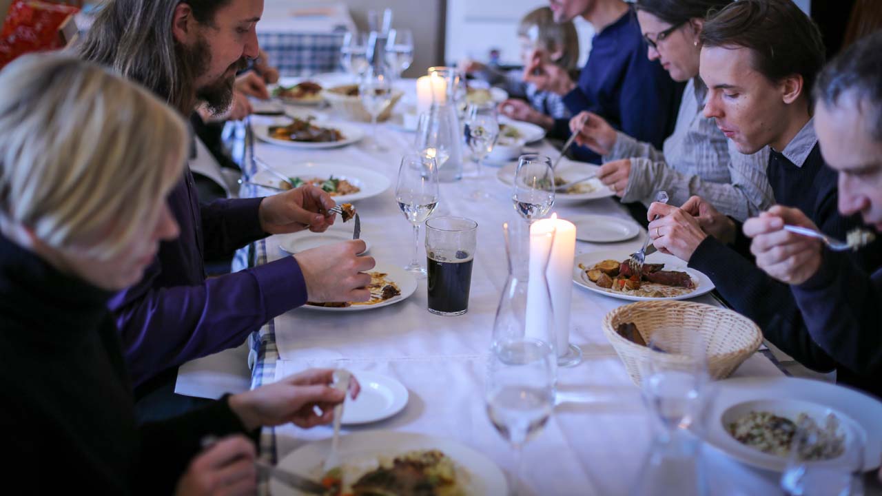7 Adab Makan Bersama Orang Lain Menurut Imam Ghazali