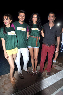 Riteish, Sarah and Neha at photo gallery