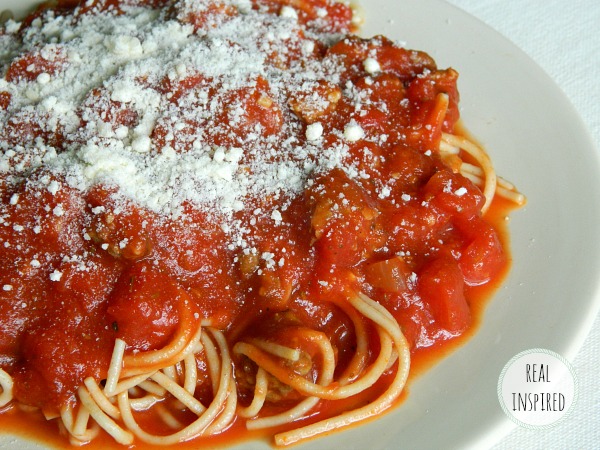 The Best Spaghetti Sauce Ever! An easy recipe for homemade tomato and meat sauce for spaghetti or other pasta.