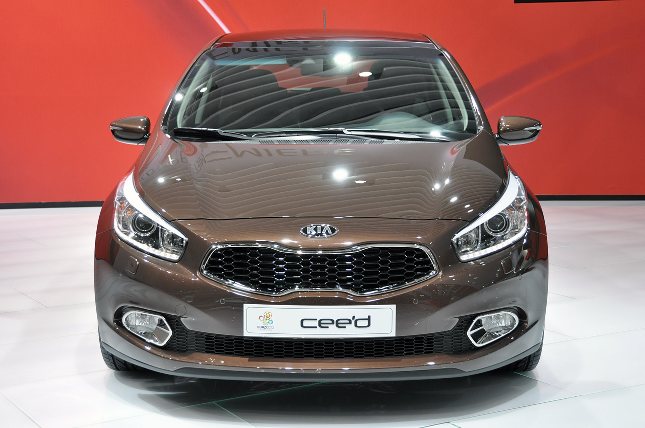 Kia%2BCee%27d%2BGeneva%2B2012%2B-1.jpg