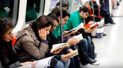 Metroda Kitap Okuyan İnsanlar