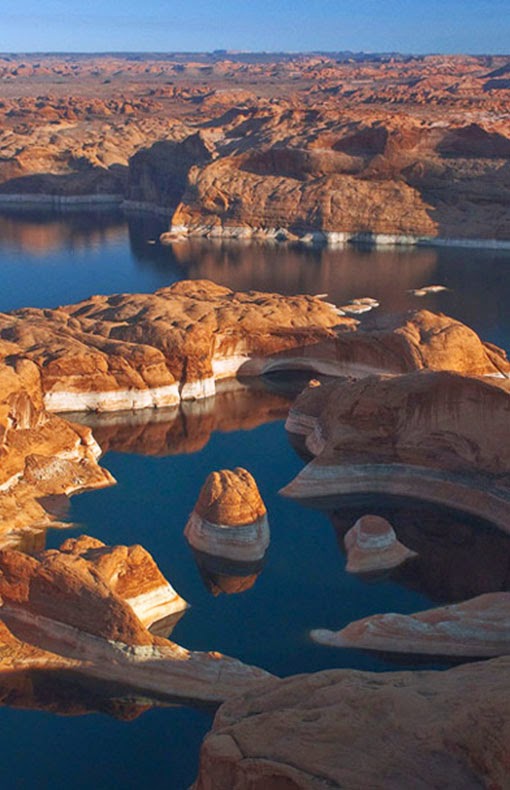 Canyon Lake is one of four reservoirs that were formed by the damming of the Salt River in the U.S. state of Arizona.The lake was formed by the Mormon Flat Dam, which was completed in 1925 after two years of construction. Canyon Lake