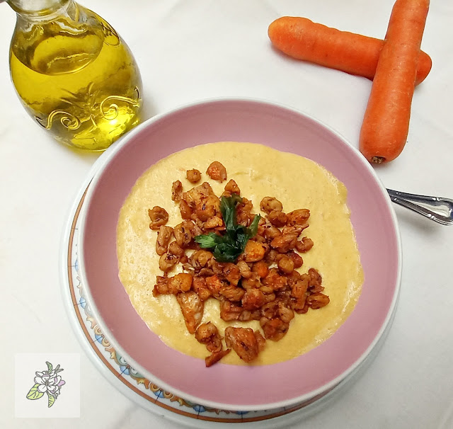Crema de zanahorias con carne de soja tipo zorza, receta vegana.