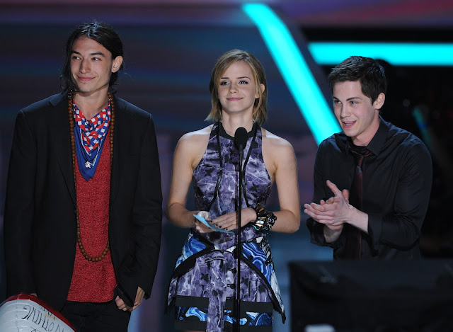 Ganadores MTV Movie Awards 2012 4 EzraMiller EmmaWatson LoganLerman