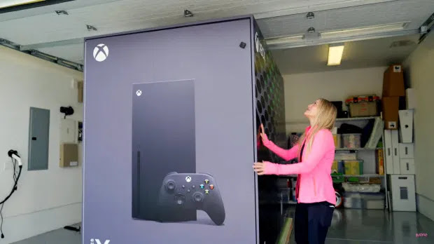 بالفيديو شاهد عملية فتح صندوق أكبر جهاز Xbox Series X في العالم و مفاجأة غير متوقعة