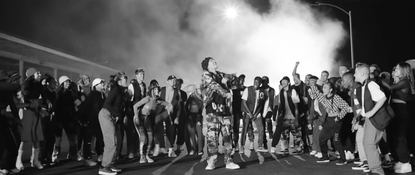 [PANN] El MV de J-Hope 'Chicken Noodle Soup' con Becky G - KetizenStars