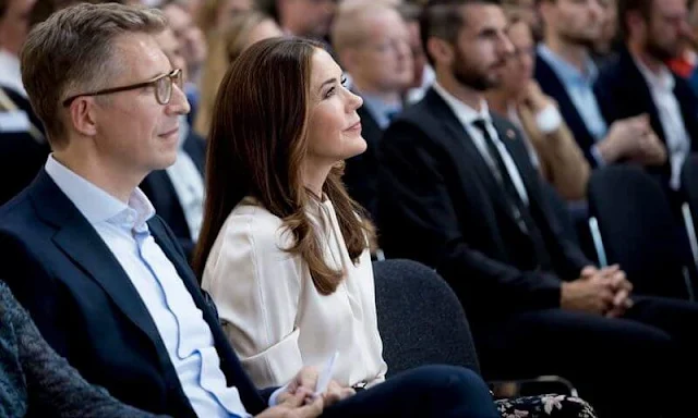 Crown Princess Mary wore a flower print Maxi skirt from Andiata, Hugo Boss clelo blouse, Gianvito Rossi pumps, Prada bag