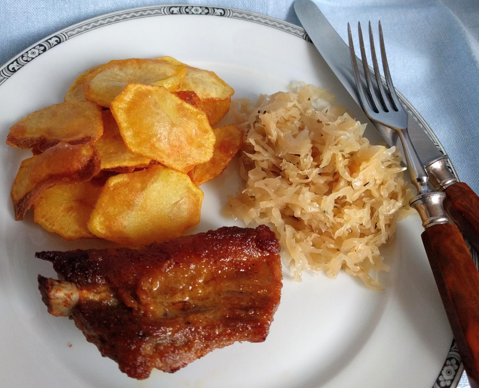 - Schweinerippchen mit Sauerkraut und Kartoffelchips - Schweinerippchen mit Sauerkraut und Kartoffelchips