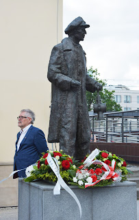 Po złożeniu kwiatów pod pomnikiem.