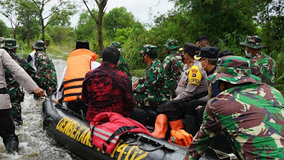 Panglima TNI Terjun Langsung Tinjau Banjir Kalsel dan Serahkan Bantuan Presiden Jokowi Serta 34 Perahu Karet