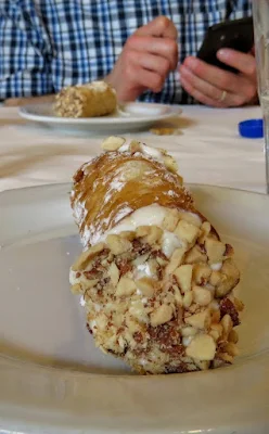 What to eat in Sicily - cannoli