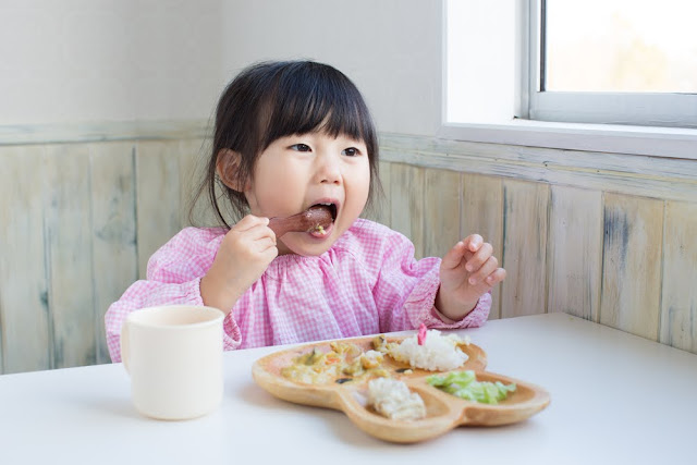 Mencerdaskan Anak dengan 5 Makanan Bernutrisi Terbaik Untuk Otak Anak