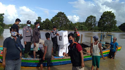 Dilanda Banjir, PPK Kecamatan Patia Distribusikan Logistik Gunakan Perahu
