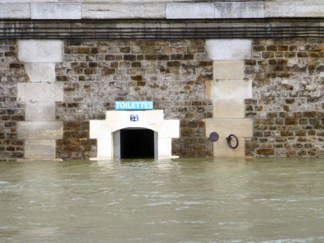 Water level of La Seine Toilet at a quai of The Seine