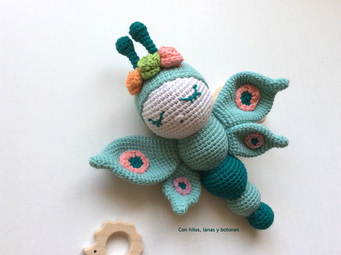 Con hilos, lanas y botones: Leti mariposa amigurumi (patrón Cucapuntoes)