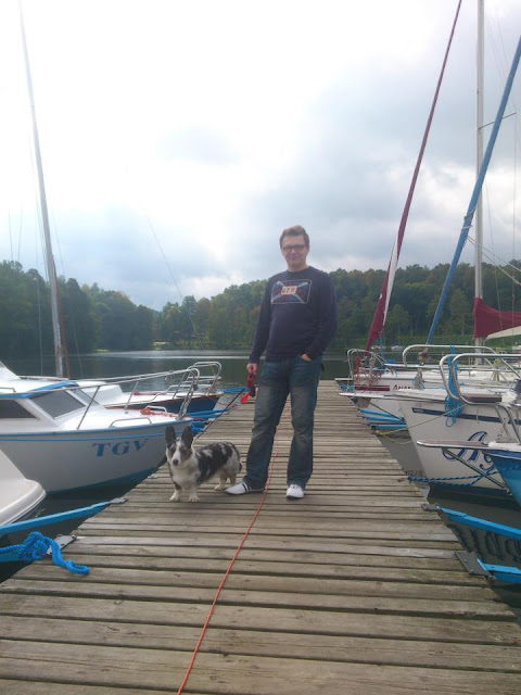 Mikołajki w porcie z psem, łódki z psem, z psem na łódce, pies na mazurach, mazury z psem, pies w podróży, podróżowanie z psem, podróże z psem, mazury, jezioro, biba, mikołajki, port, welsh corgi, welsh corgi cardigan, cardigan