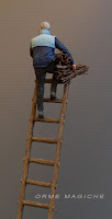 statuetta realizzata a mano su ordinazione uomo su scala con fascina di legna statuetta falegname lombardia orme magiche
