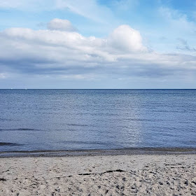 Urlaub an Dänemarks nördlicher Ostseeküste: Unser Ferienhaus in Asaa. Am Strand geht es kinderfreundlich flach ins Wasser, das ist ideal für Familien.