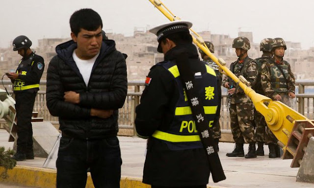 China punishes official for refuse to smoke near Muslims