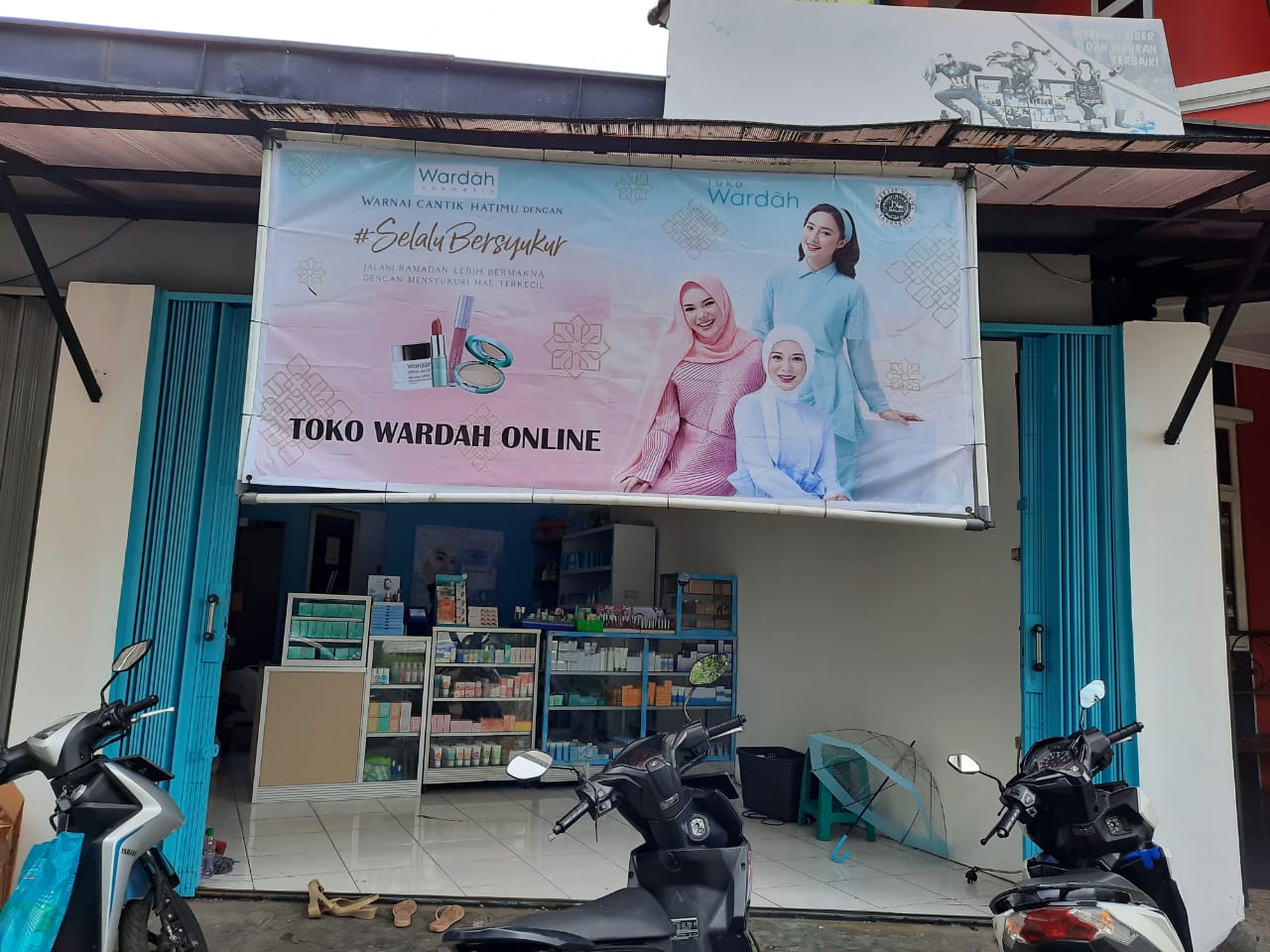 Gambar Spanduk Toko Kosmetik desain spanduk keren