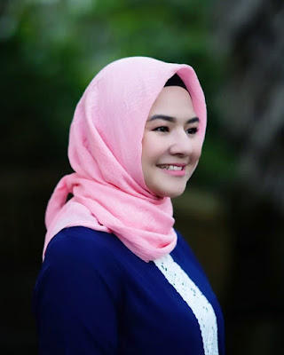 Pakai Hijab manis Eriska Reinisa