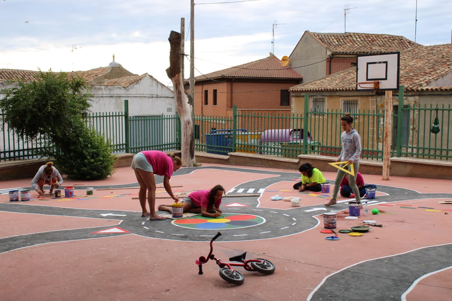 ¿Qué puedo hacer hoy? Decoración del patio de la escuela