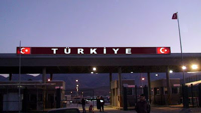 Üzerinde Türkiye yazan bir sınır ve gümrük kapısı geçişi