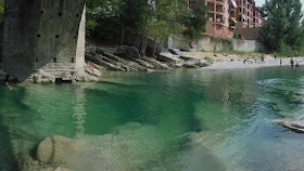 Boltaña posee, además, una zona de baño, o poza, llamada Piscina Natural de la Gorga, una zona refrescante de aguas tranquilas a orillas del río Ara.