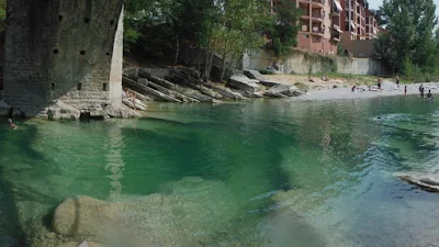Boltaña posee, además, una zona de baño, o poza, llamada Piscina Natural de la Gorga, una zona refrescante de aguas tranquilas a orillas del río Ara.