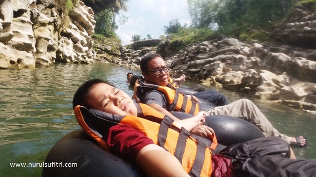 petualangan seru yogyakarta river tubing rafting sungai oyo wisata goa pindul nurul sufitri social media mom blogger traveling culinary review