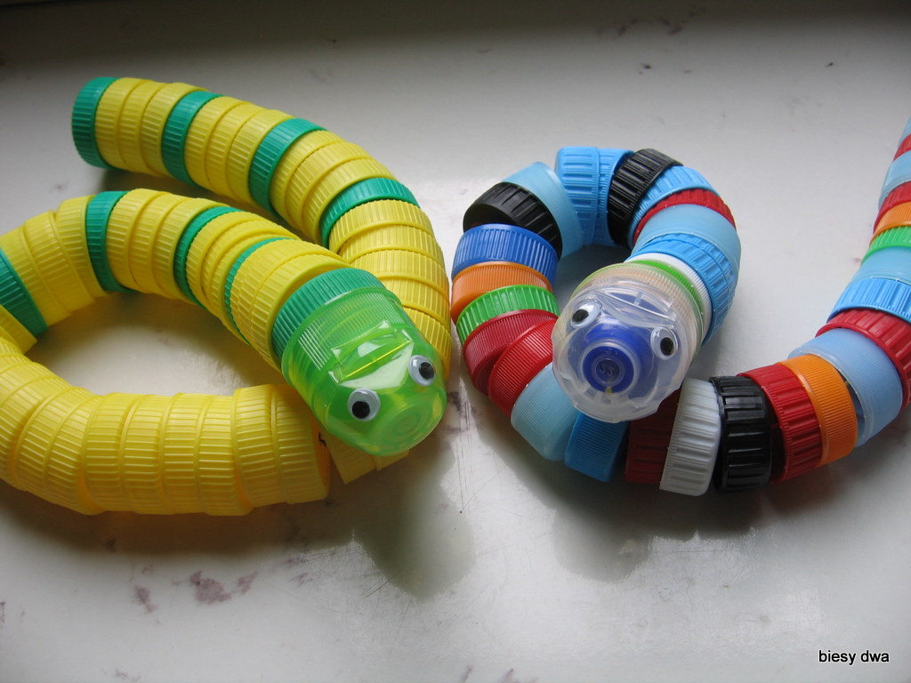 biesy dwa: wąż z nakrętek