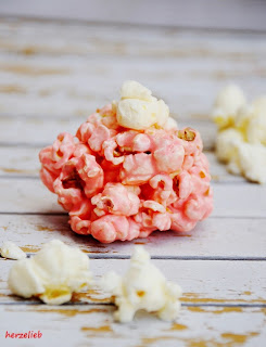 Der Clou bei diesem Rezept für rosa Marshmallow-Popcornbälle ist das gesalzene Popcorn
