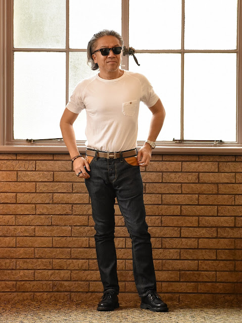 Tシャツをパンツにインするメンズ スタイル