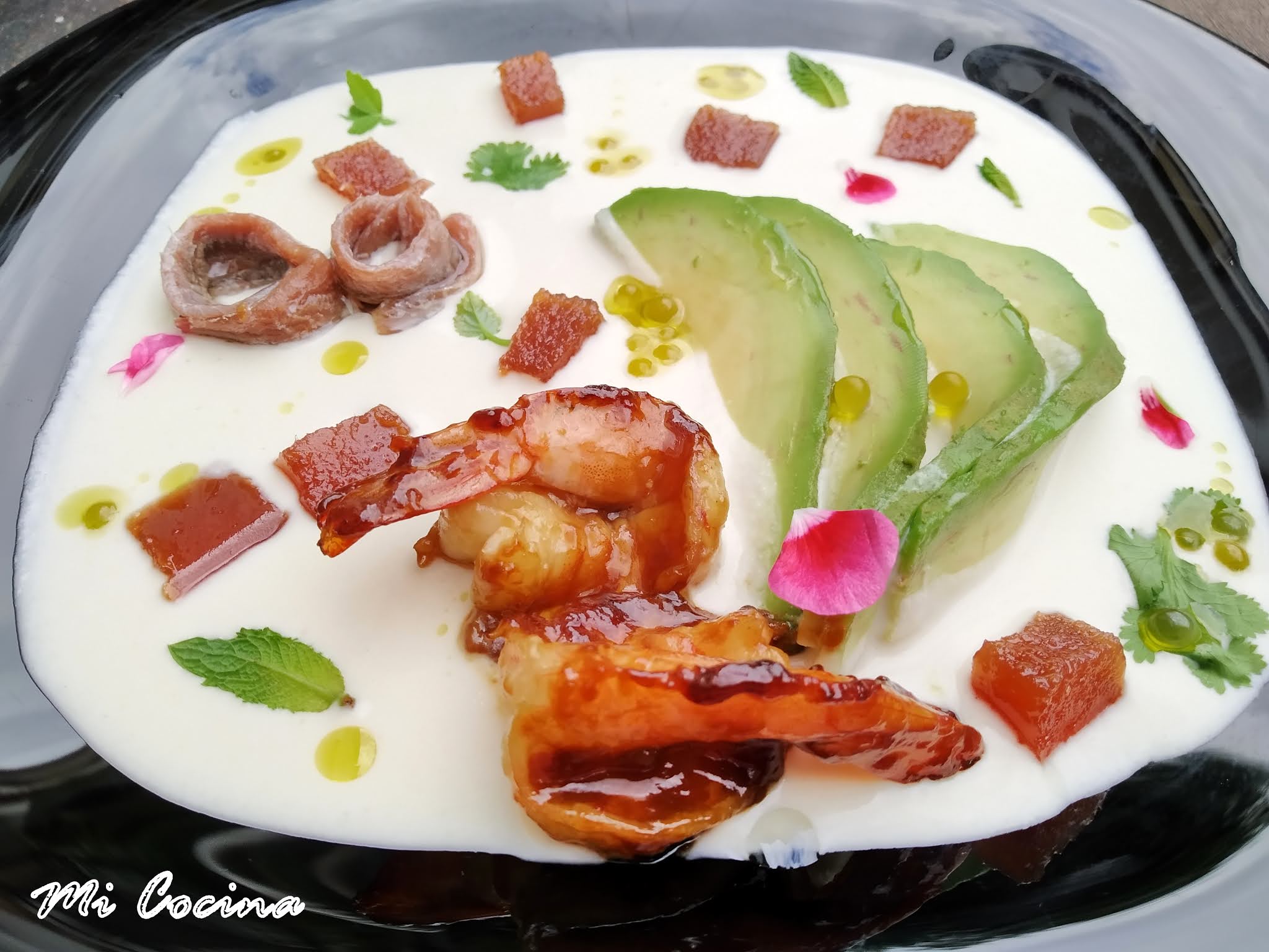 AJO BLANCO CON LANGOSTINOS TERIYAKI, ANCHOAS, AGUACATE Y CARNE DE MEMBRILLO