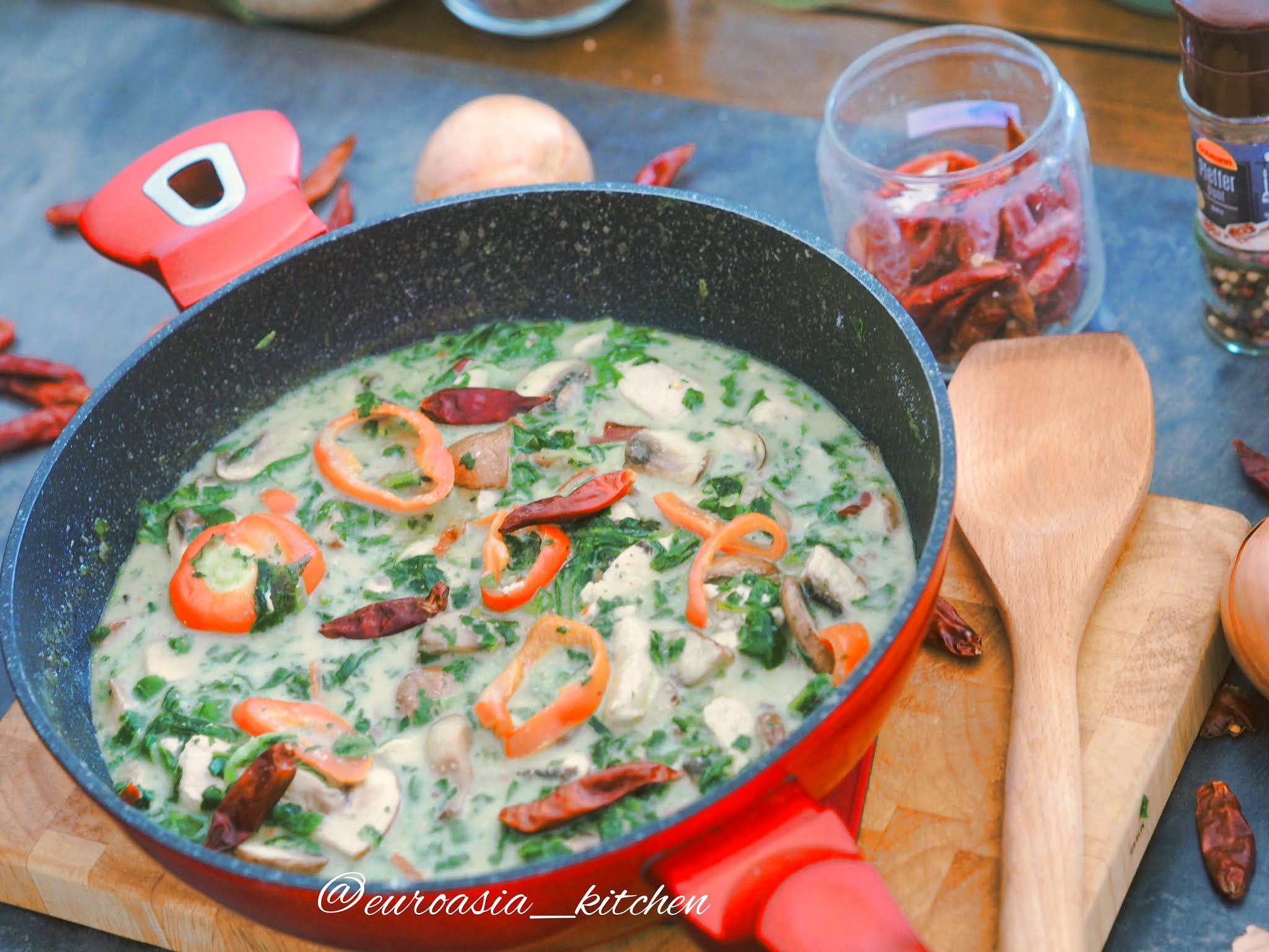 SHREDDED CHICKEN WITH SPINACH & MUSHROOM IN CREAMY SAUCE | EuroAsia