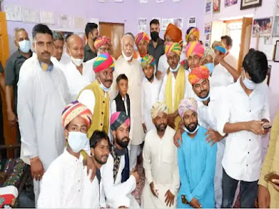 मोहन भागवत ने अनवर खान के परिवार के साथ फोटो खिंचवाकर बच्चों को आशीर्वाद दिया मोहन भागवत ने अनवर खान के परिवार के साथ फोटो खिंचवाकर बच्चों को आशीर्वाद दिया