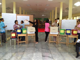 Vote counting in Nathon, Koh Samui 